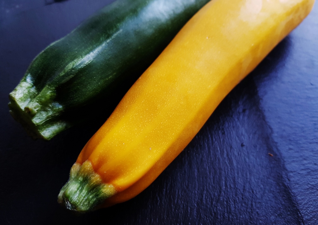 Zucchini, Cucurbita pepo subsp. pepo convar. giromontiina, Kürbisgewächse, grüne und gelbe Zucchini