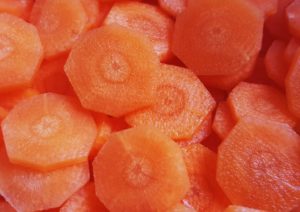 Karottenscheiben, Karotten in der Küche,Möhren, Möhre, Karotte, Karotten, Rüben, Rübe, Gelbe Rüben, Gelbe Rübe, Mohrrübe, Mohrrüben, Daucus, Daucus carota, Daucus carota subsp. sativus