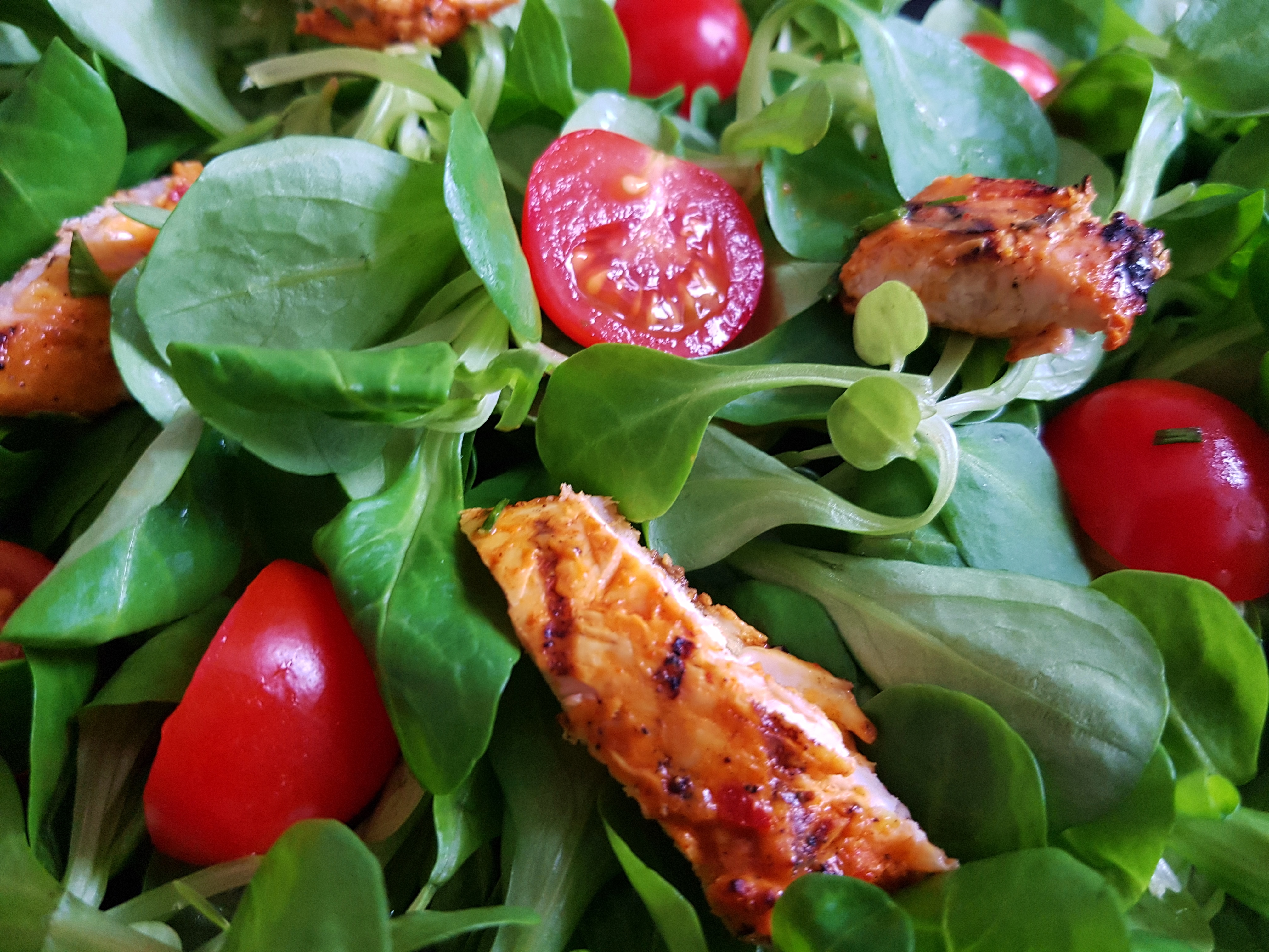 Feldsalat, Tomaten, gegrilltes Hänchen