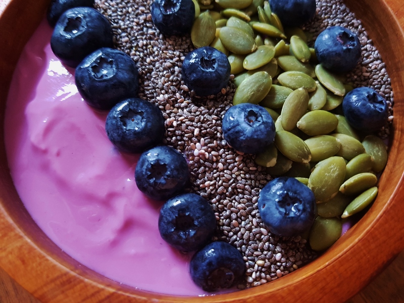 Heidelbeeren, Blaubeeren, Beeren, Beere, Beerenfrüchte, Berenkräuter, Beerenjoghurt, Müsli, Beerenmüsli