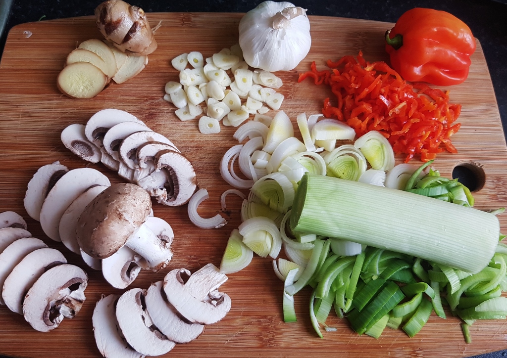 Ramen, Zutaten, Shiitake-Pilze, Lauch, Knoblauch, Ingwer, Chili, Habanero