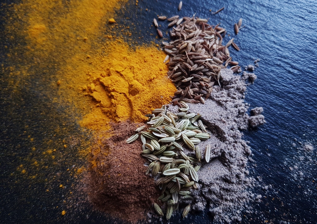 Garam Masala, Ayurveda Kräuter, indische Gewürze, Safran, Kurkuma, Fenchel, Kreuzkümmel, Kardamom, Zimt