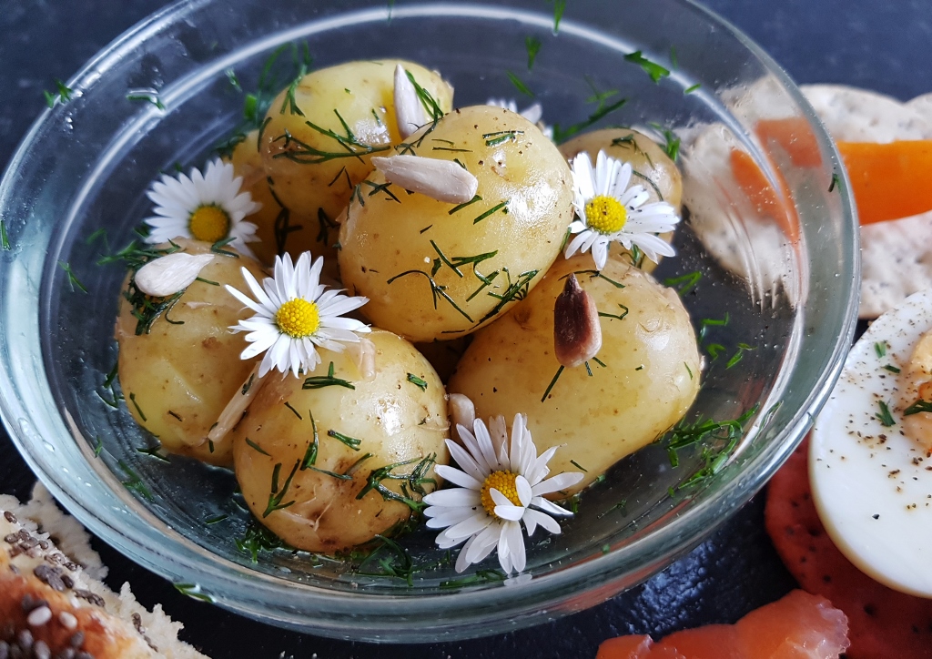 Litha, Sommersonnwende, Mittsommer, Midsummer, Summer Solstice, Mittsommerbrot, Kartoffelsalat mit Dill und Gänseblümchen