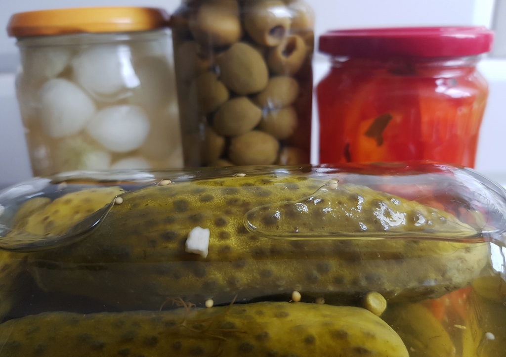 saure Gurken und Gewürzgurken, eingelegtes Gemüse