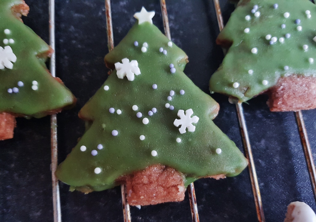 Butterplätzchen, Plätzchenteig, Plätzchen, Streusel, Weihnachtsplätzchen, Weihnachtsbaum, Schokoplätzchen