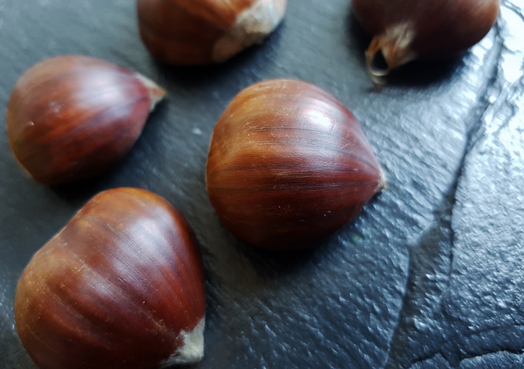 Maronen, Maroni, heiße Maronen, Esskastanien, Kastanie, Edelkastanie