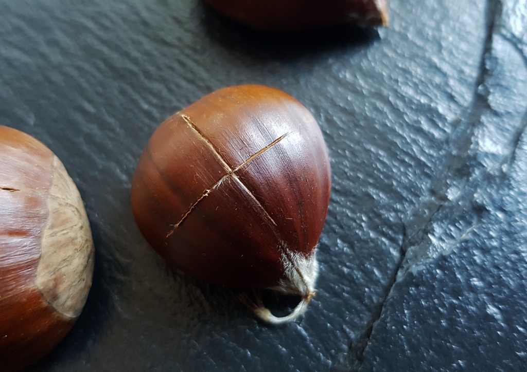 Maronen, Maroni, heiße Maronen, Esskastanien, Kastanie, Edelkastanie
