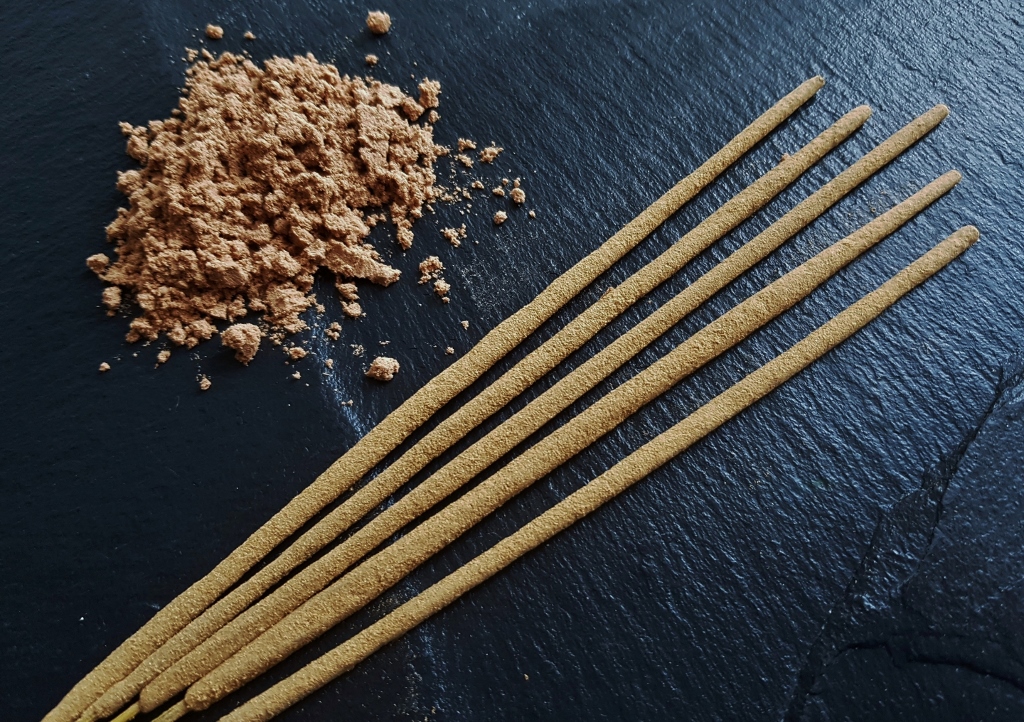 Räucherstäbchen, Räucherpulver, Räucherwerk, Duftkräuter, Ritualkräuter, Nag Champa