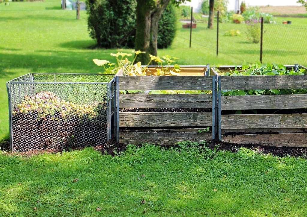 Kompost, Komposthaufen, Gartenarbeit im Sommer