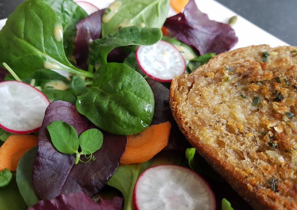 Pflücksalat, Knoblauchbrot