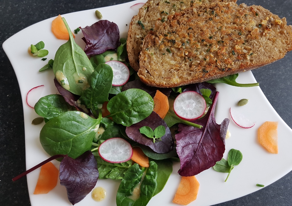Pflücksalat, Knoblauchbrot