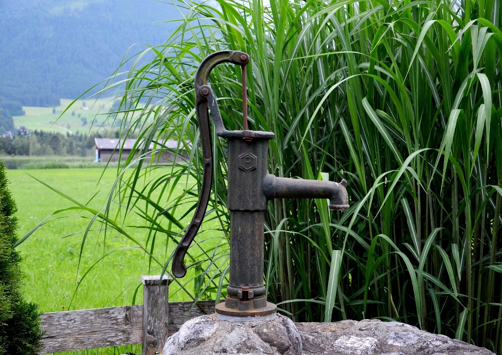 Gartenbewässerung, Bewässerungssysteme, Gartenpumpe, Schwengelpumpe