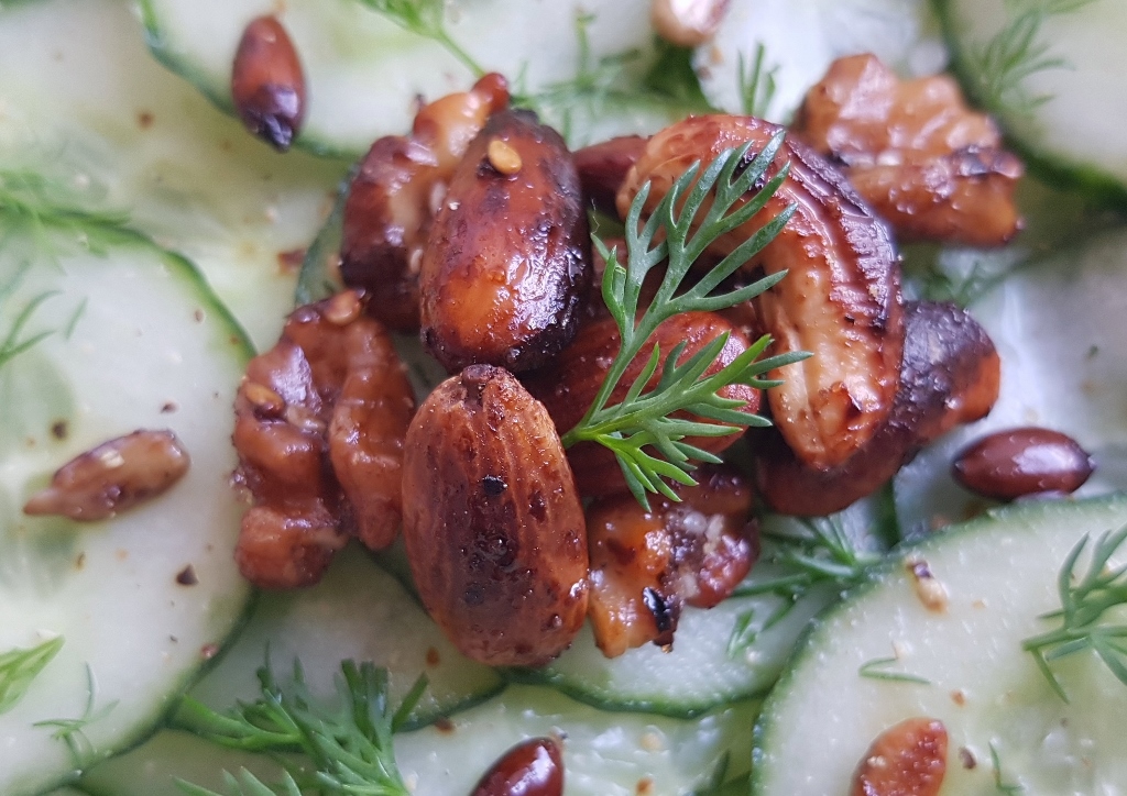 Gurkensalat, Heta Nötter