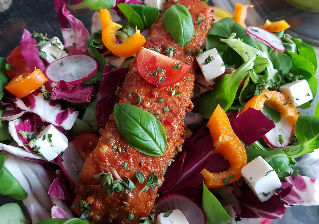 Mediterraner Salat, Radicchio, Basilikum, Radieschen, Paprika, Spinat, Tomaten, Feta, Lachs
