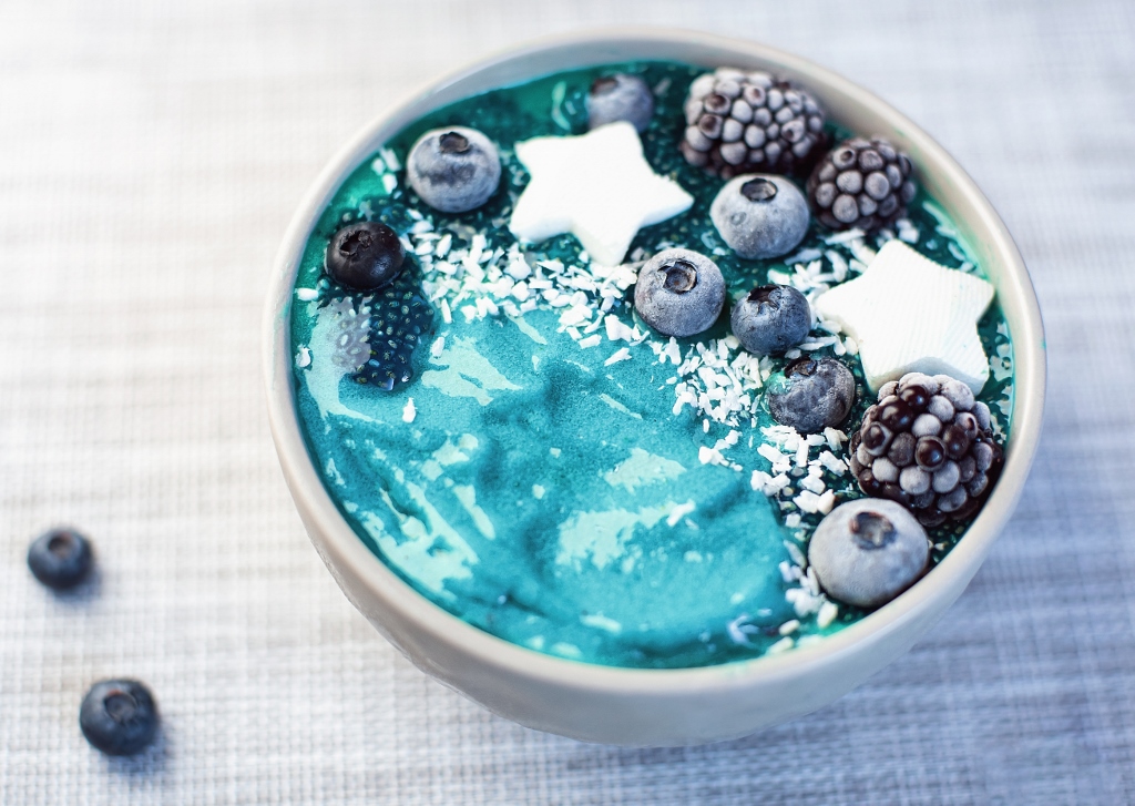 Spirulina, Spirulina platensis, Arthrospira platensis, Spirulina-Pulver, Blaue Smoothie Bowl