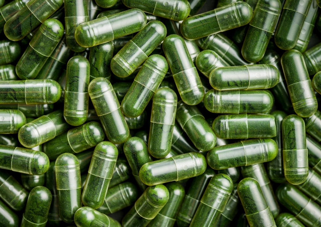 Chlorella, Chlorella vulgaris, Chlorellapulver, Superfood, Nahrungsergänzungsmittel, Kapseln