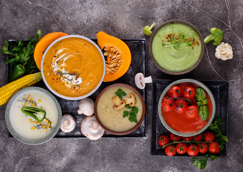Hausmittel gegen Verstopfung, Gemüsesuppe, Tomaten, Kürbis, Brokkoli, Pilze, Mais