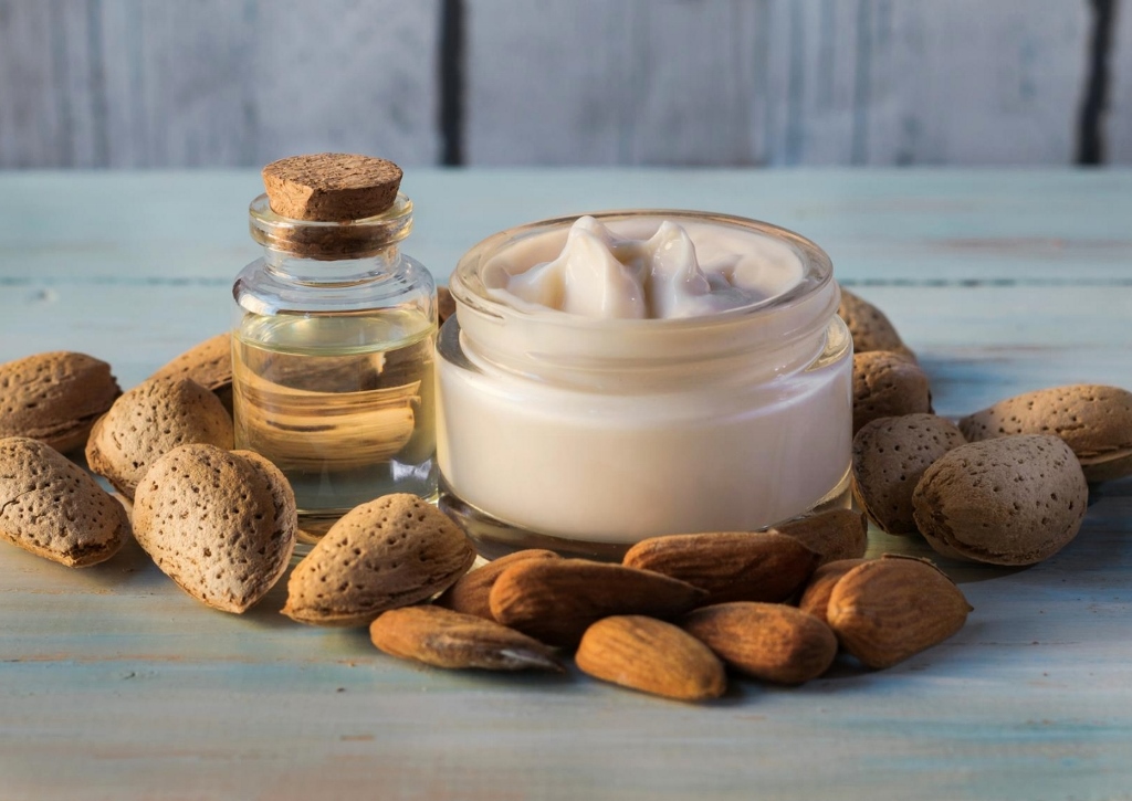 Body-Lotion und Gesichtscreme mit Mandel